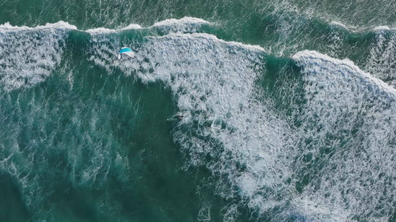 바다에서 카이트보딩