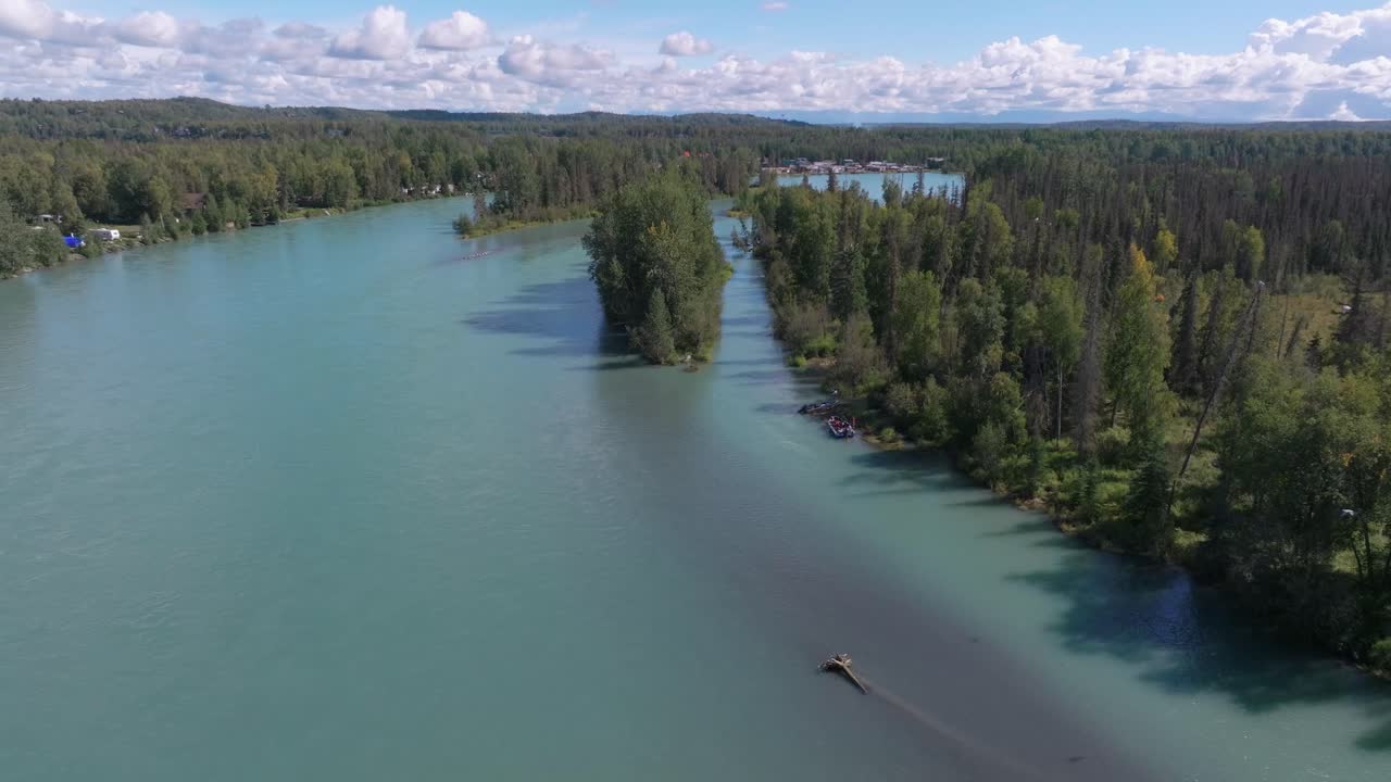 imágenes aéreas del río kenai en soldotna, alaska.