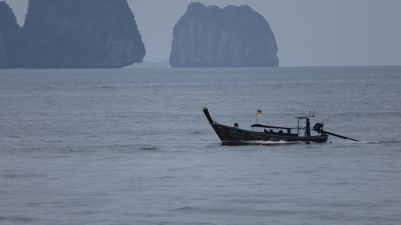 평온 한 크라비 해경 을 가로질러 날아다니는 배