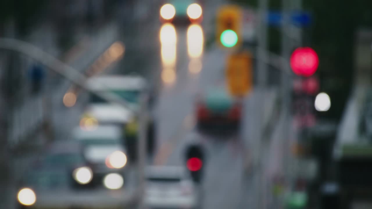 el tráfico de la ciudad desenfocado en un día de lluvia.