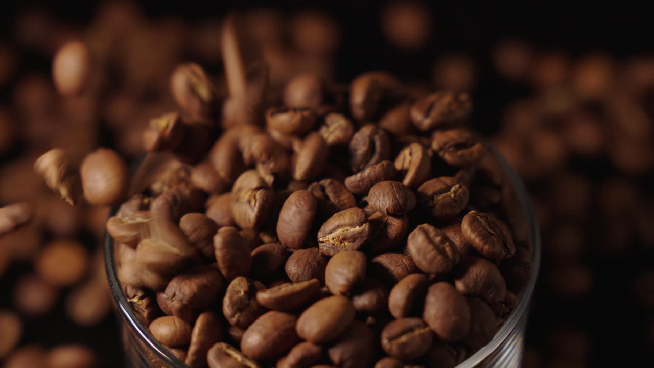 Ripresa dall'alto di chicchi di caffè versati in una tazza