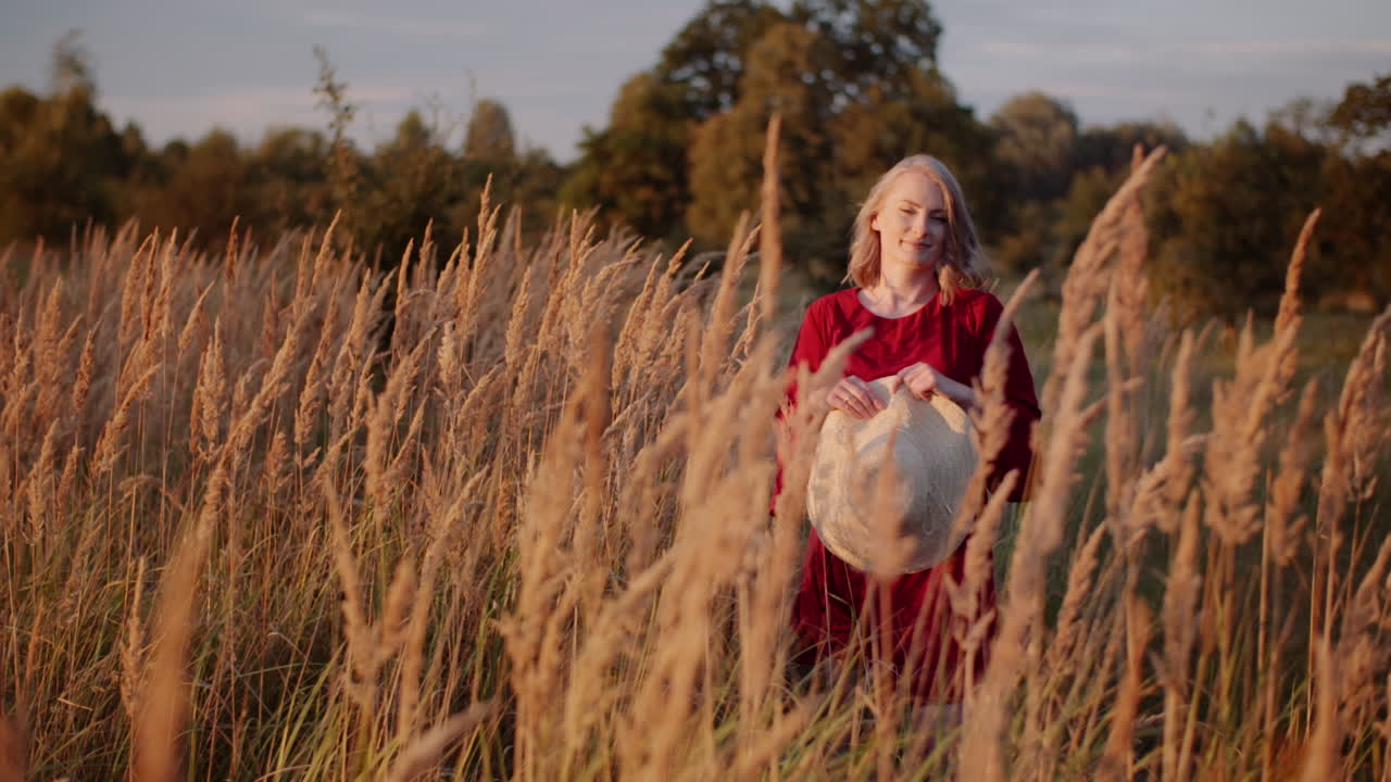 골든 선셋 66에서 카메라와 미소로 포즈를 취하는 아름다운 여성
