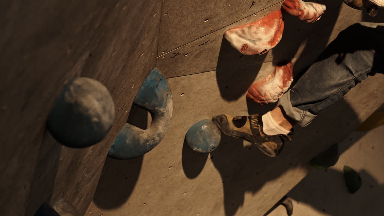sesión de bouldering en un gimnasio de escalada cubierto