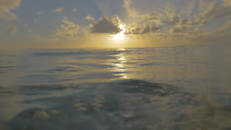 ver la puesta de sol desde la superficie del agua del mar