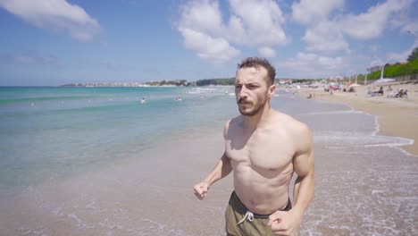 corriendo en la playa en cámara lenta.