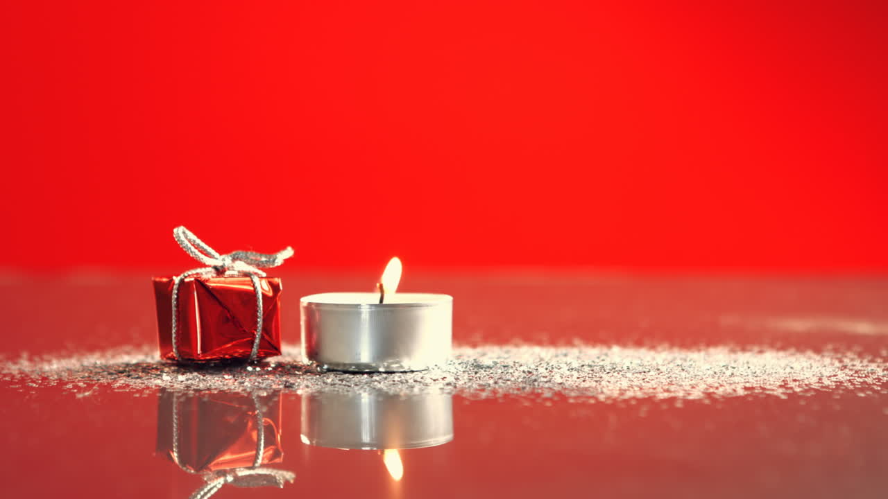 작은 크리스마스 선물 에 불타는 불의 전망