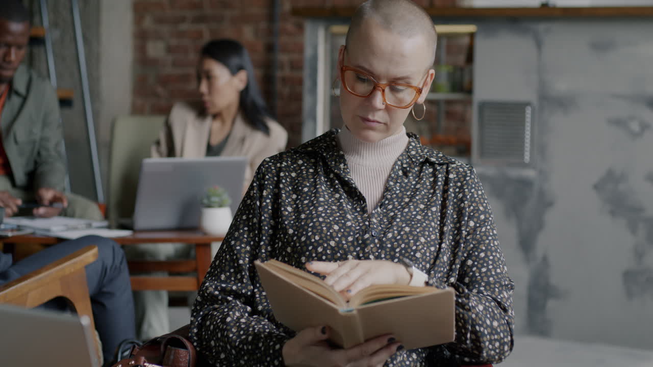 mujer leyendo un libro en una cafetería