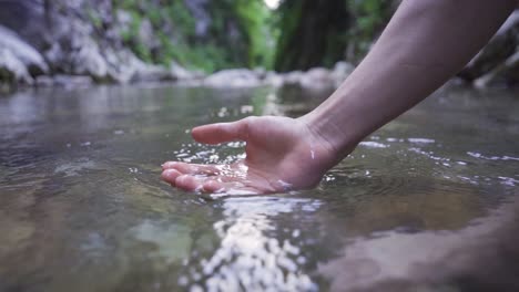 Der-Moment,-In-Dem-Eine-Anmutige-Hand-Aus-Dem-Wasser-Auftaucht.