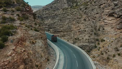 Antenne,-Die-Hinter-Einem-Lastwagen-Fährt,-Der-Auf-Der-Cpec-Straße-In-Fort-Munro-In-Pakistan-Fährt