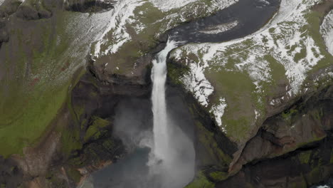 toma panorámica aérea de la cascada de haifoss en islandia