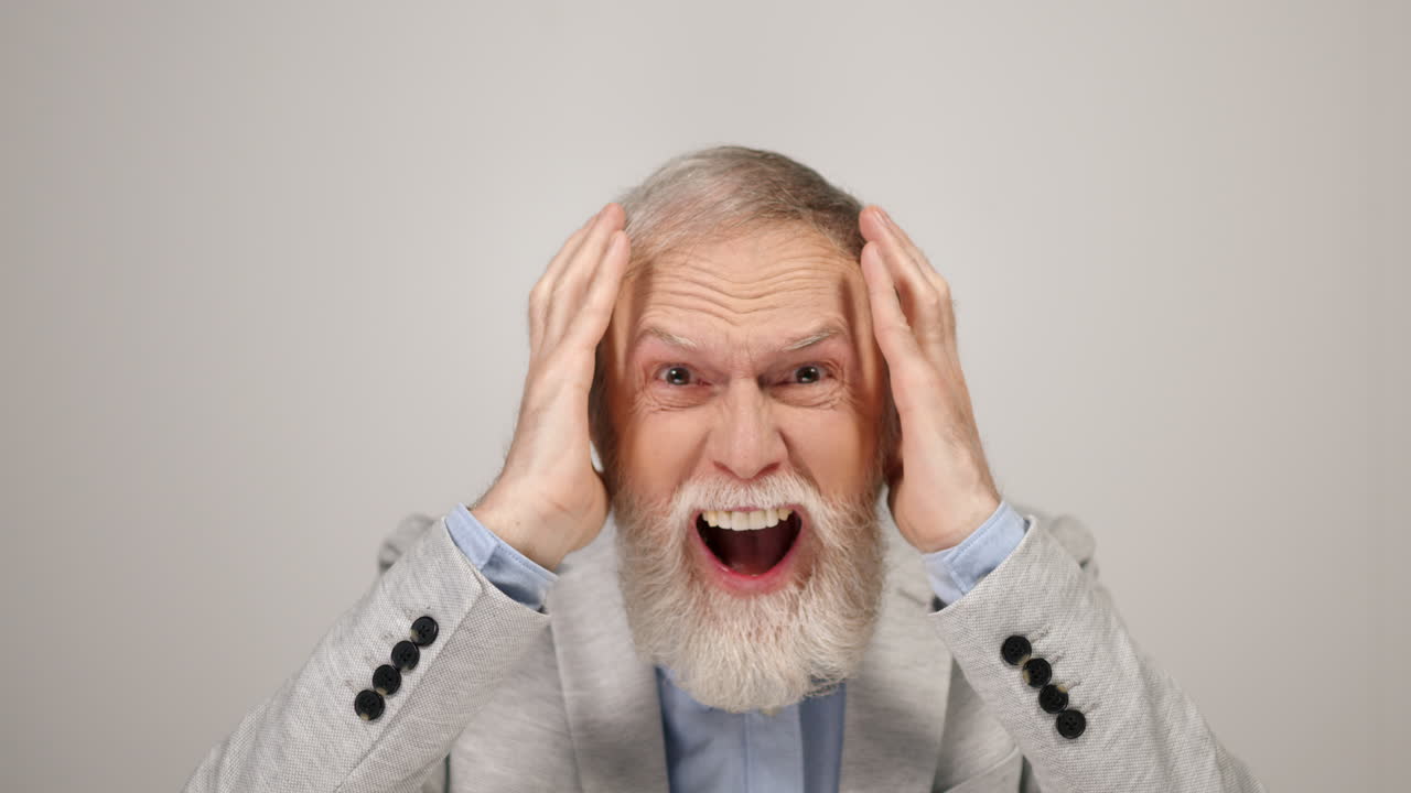 안에서 손짓하는 화가 난 노인, 스튜디오에서 비명을 지르는 충격적인 노인.