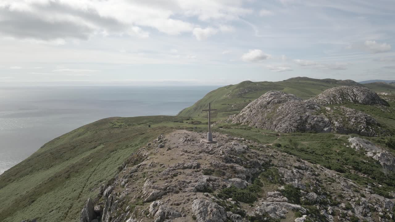bray head, wicklow, ireland에서 교차 - 공중 드론 샷