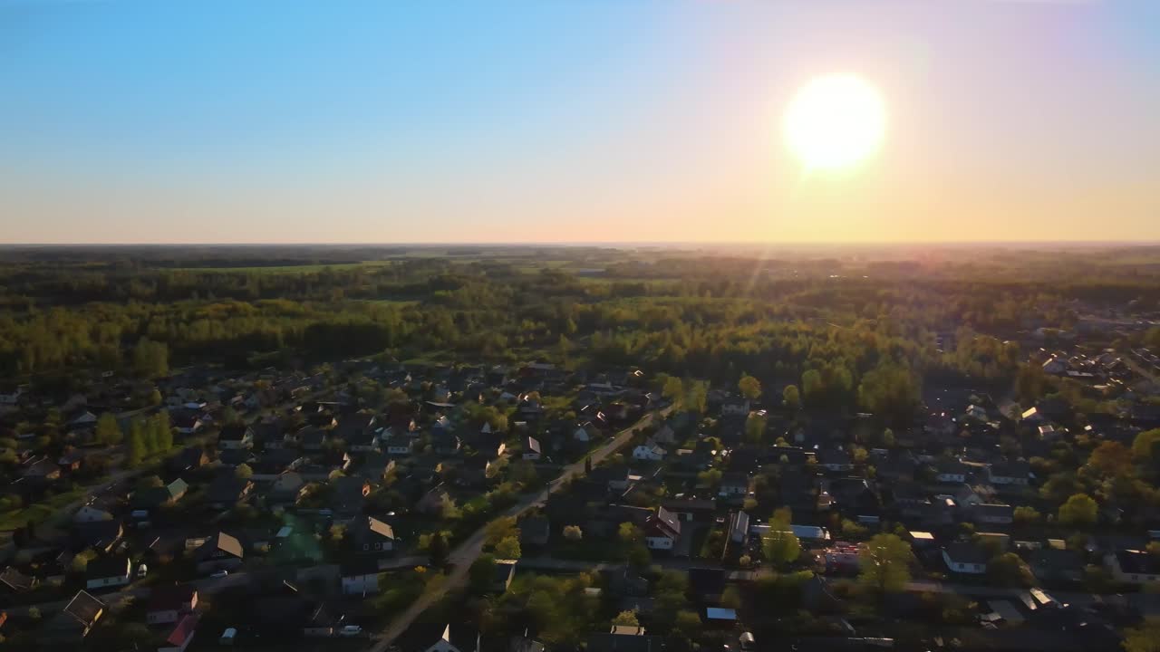해가 지고 있는 마을 의 공중 사진