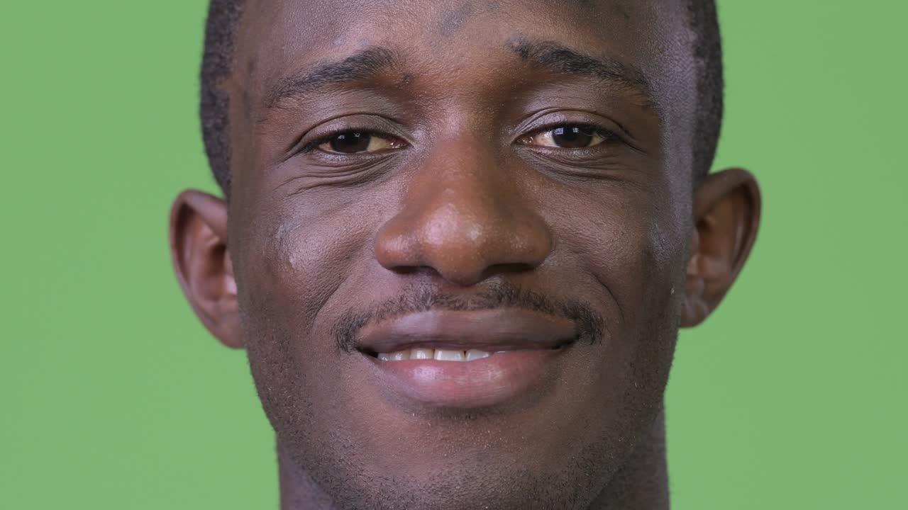 disparo en la cabeza de un joven africano feliz sonriendo