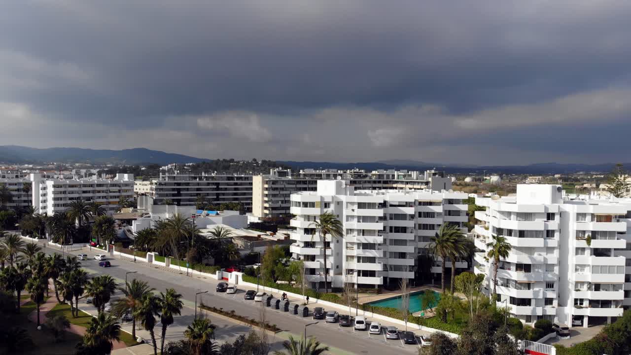 drone subiendo por algunos complejos de apartamentos blancos en ibiza