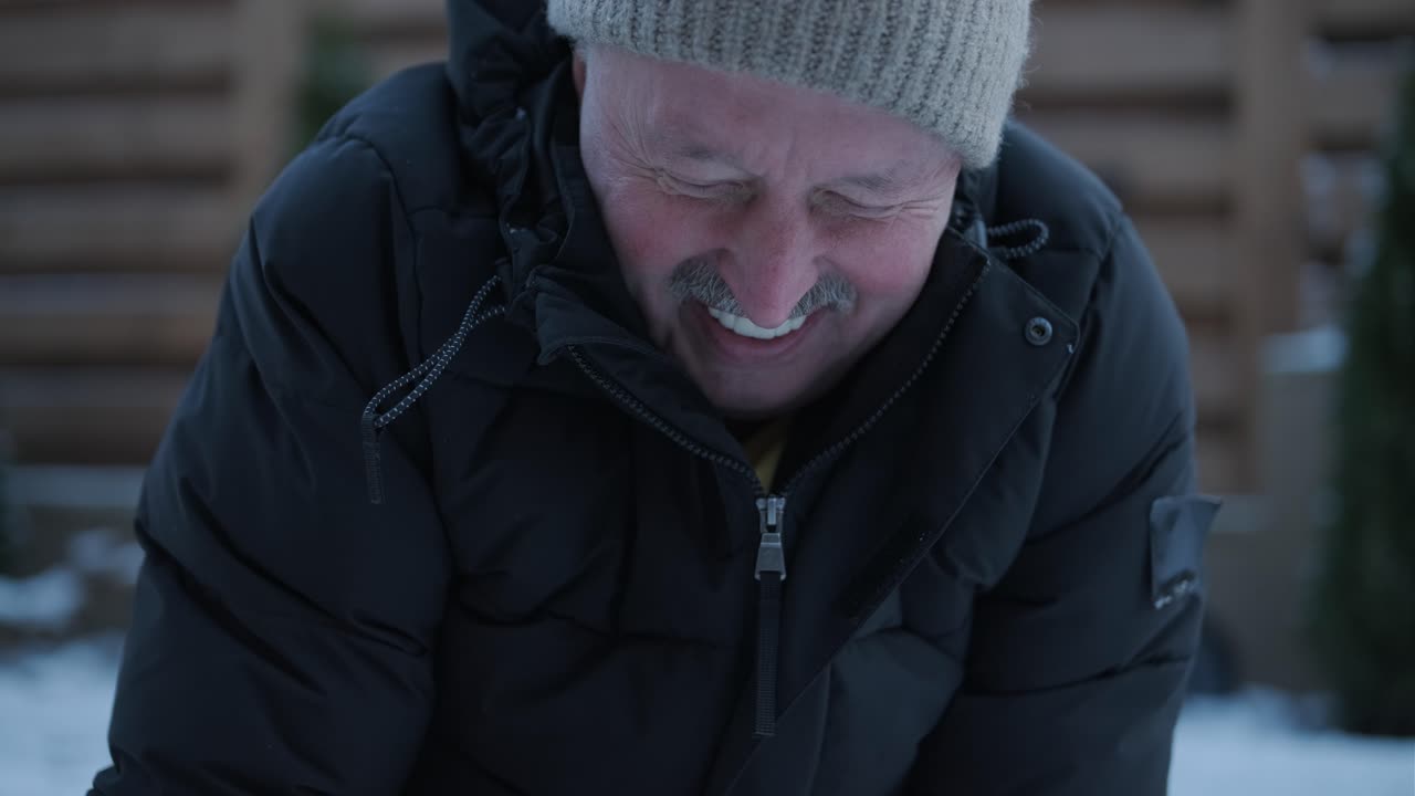 abuelo y nieta divirtiéndose en la nieve