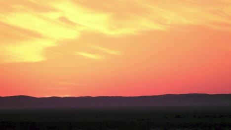 El-Momento-Del-Amanecer-Cuando-El-Sol-Sale-Temprano-En-La-Mañana-Sobre-La-Montaña-En-Una-Superficie-Plana-Del-Desierto-Concepto-De-Viaje-Color-Naranja-Autocaravana-Camping-Camping-Eco-Resort-En-La-Naturaleza-Spa-N-Desayuno