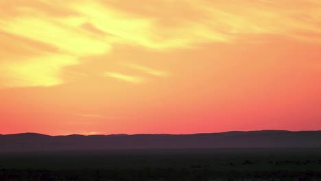 el momento del amanecer cuando el sol sale temprano en la mañana sobre la montaña en una superficie plana del desierto concepto de viaje color naranja autocaravana camping camping eco resort en la naturaleza spa n desayuno
