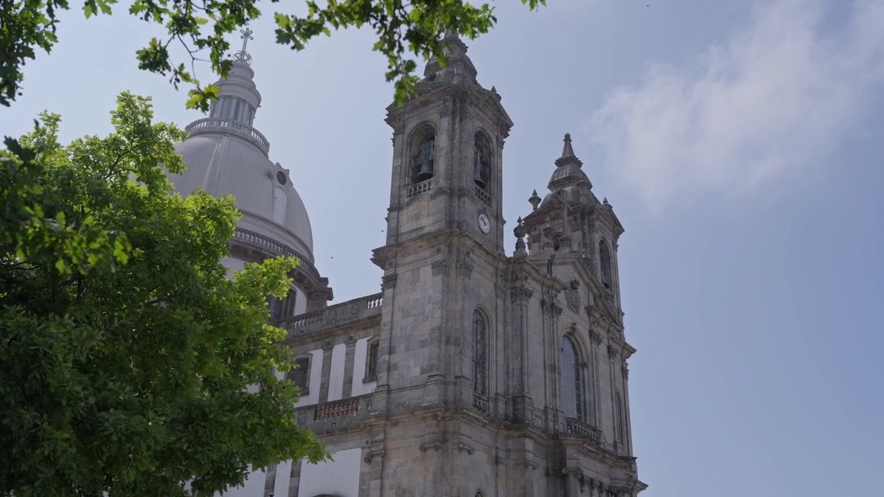 Campanile e cupola del Santuario di Sameiro che si ergono sopra alberi verdi a Braga, Portogallo.