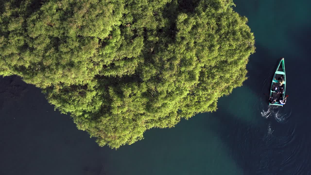 antena: lago de camecuaro, barco, tangancicuaro, mexico