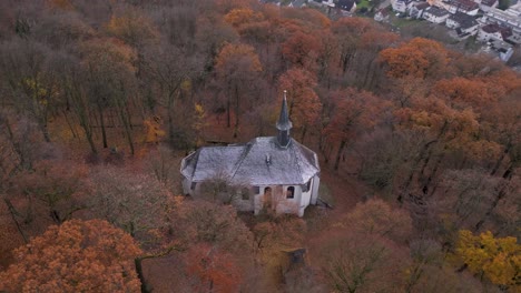 una capilla en el bosque de otoño