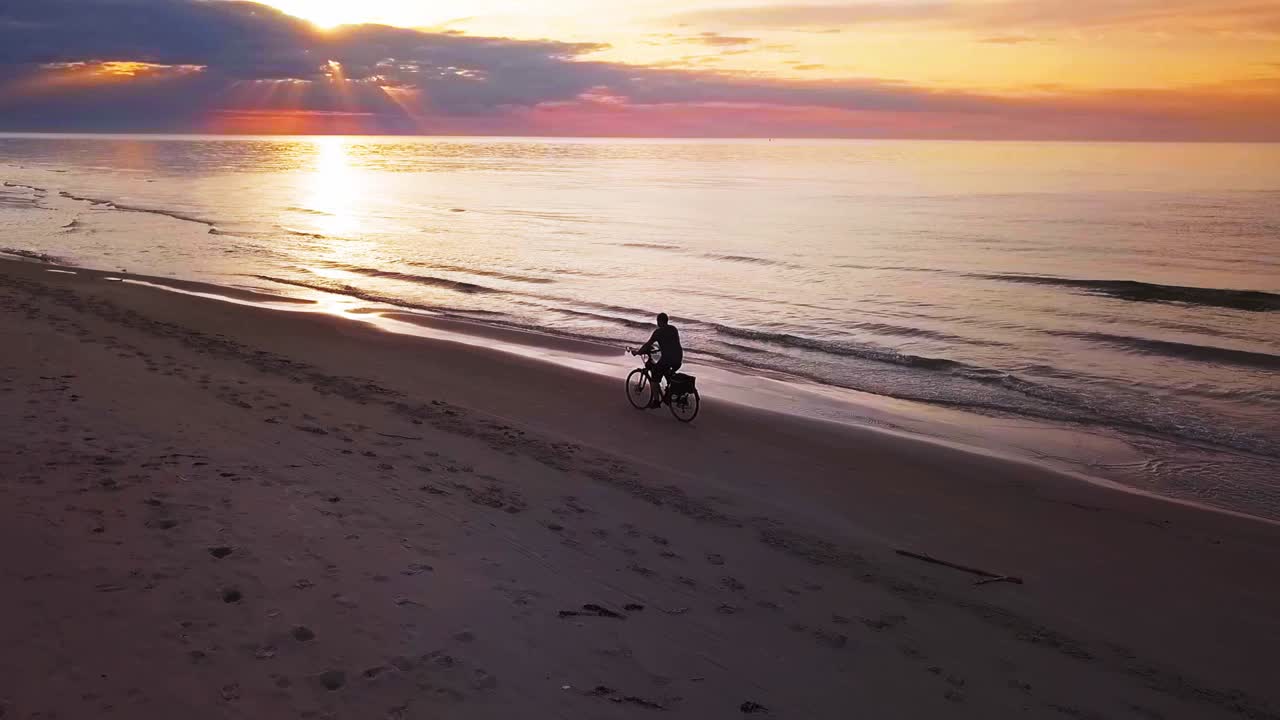 해변 자전거 타기 60fps 드론 샷