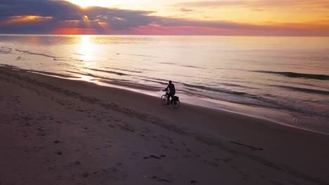 Paseo-En-Bicicleta-Por-La-Playa-60fps-Disparo-De-Drone