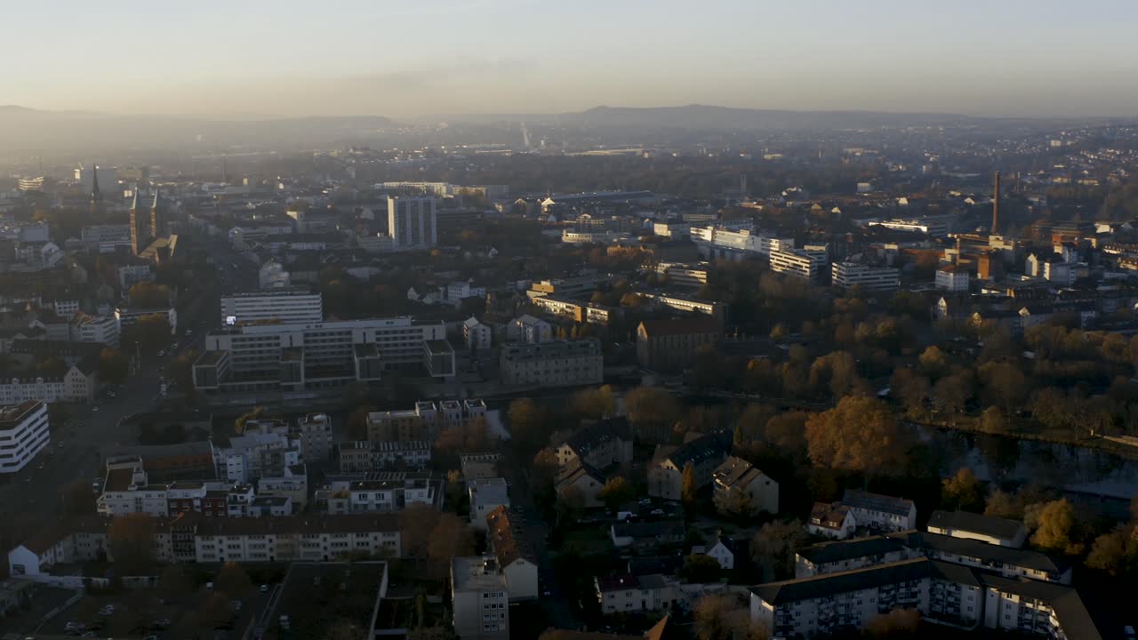 toma de drones del paisaje urbano de kassel en una hermosa luz solar suave y cubierta de niebla
