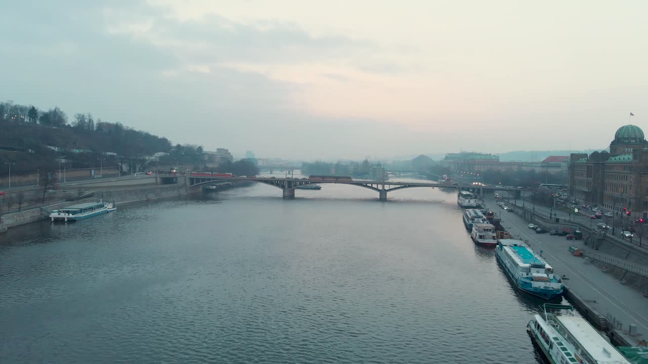 프라하, 체코, 유럽의 4k 드론 영상입니다.