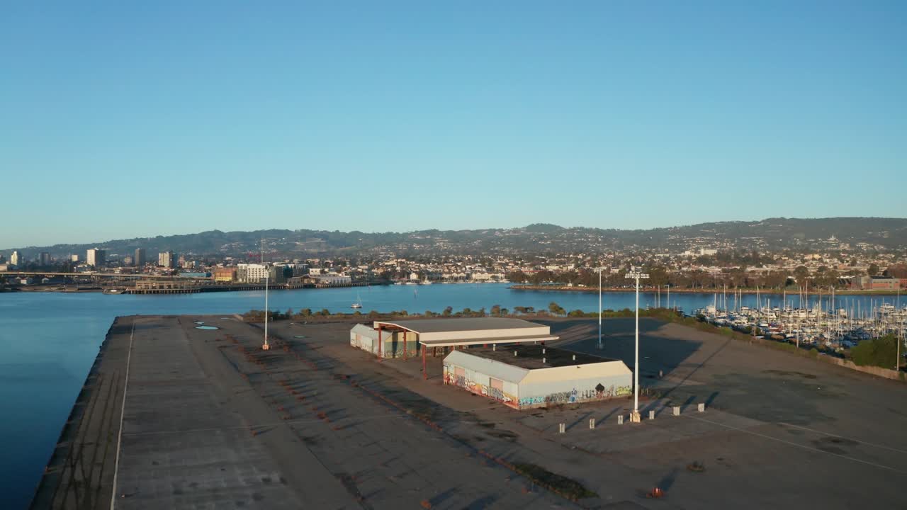 ubicación cerca de la ciudad urbana de negocios y comercio abandonados