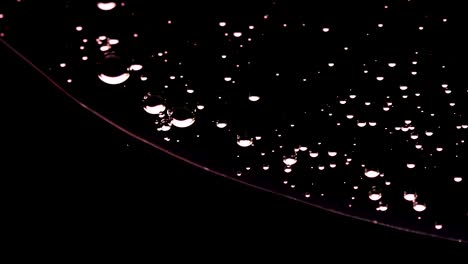 burbujas de gel que fluyen lentamente en fondo negro