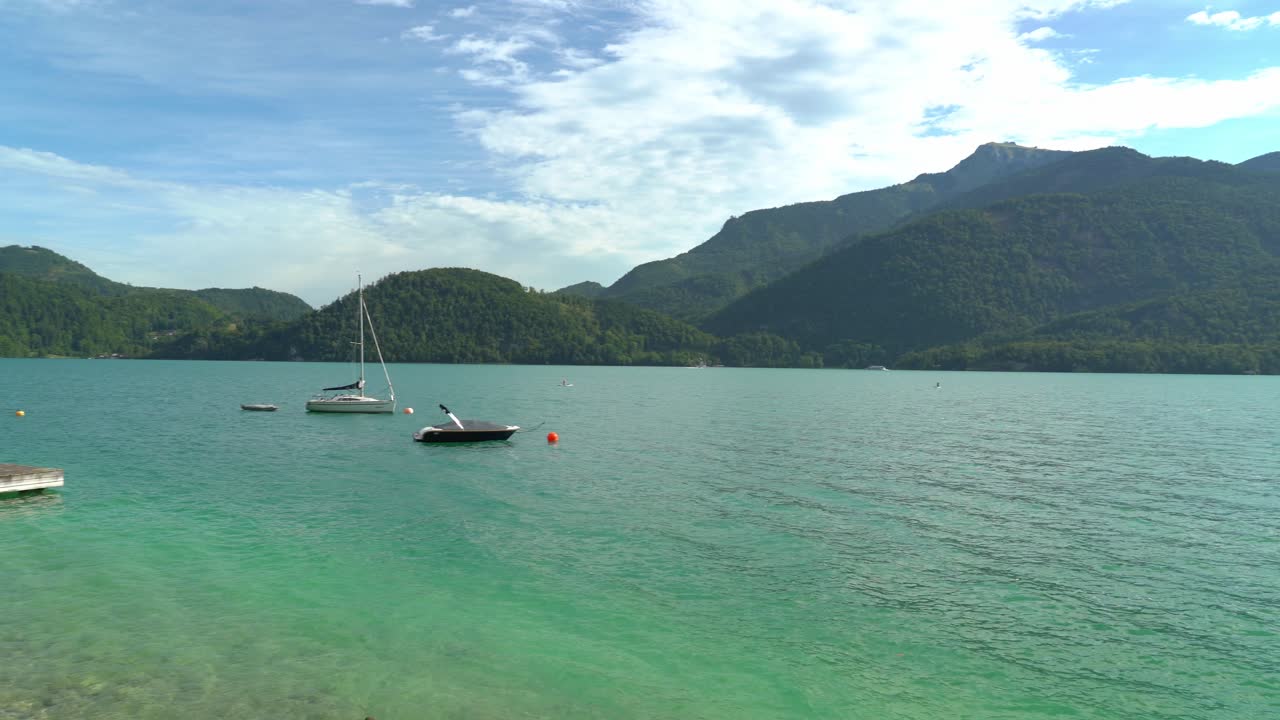 떠다니는 요트와 함께 울프강 호수의 파노라마