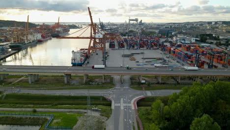 Vista-Aérea-De-La-Carretera-De-Intersección-Bajo-El-Paso-Elevado-Cerca-Del-Puerto-Marítimo-Del-Astillero-En-El-Puerto-De-Gdynia,-Polonia