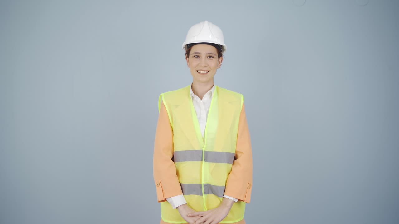 el ingeniero con un casco y sonriendo.