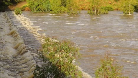 Überflutete-Niedrige-Brücke,-Starker-Fluss,-Vaal-Staudamm-In-Südafrika