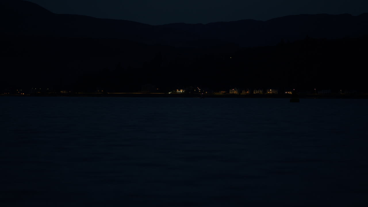 밤에는 바가 마을의 먼 불빛