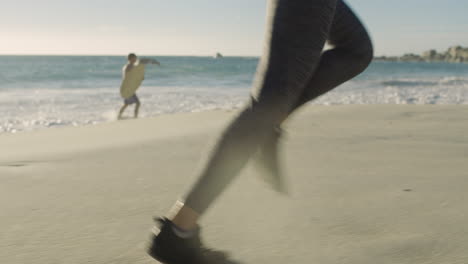 playa, mujer corriendo y piernas fitness para cardio