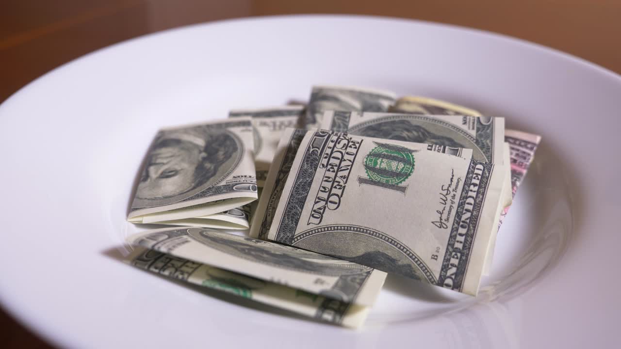 누군가 접시에 달러를 던지고, 달러를 먹는다.