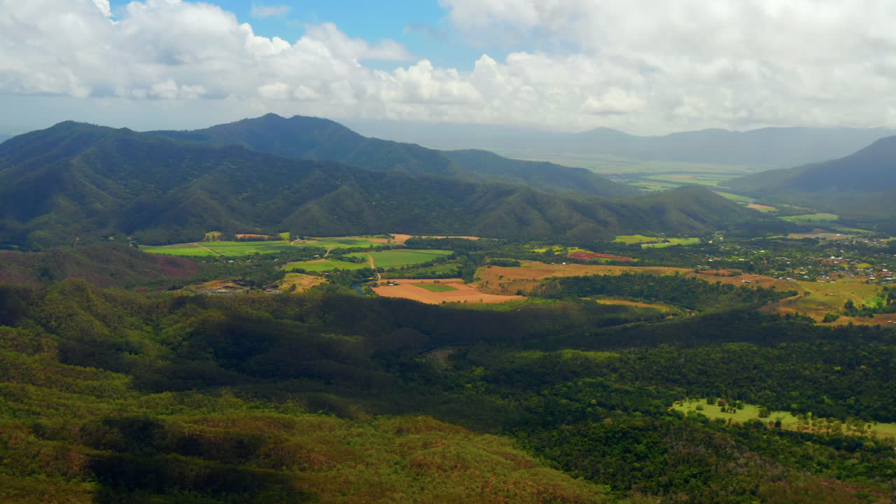 paisaje de exuberantes campos verdes y montañas en las mesetas de atherton, queensland, australia - toma aérea de drones