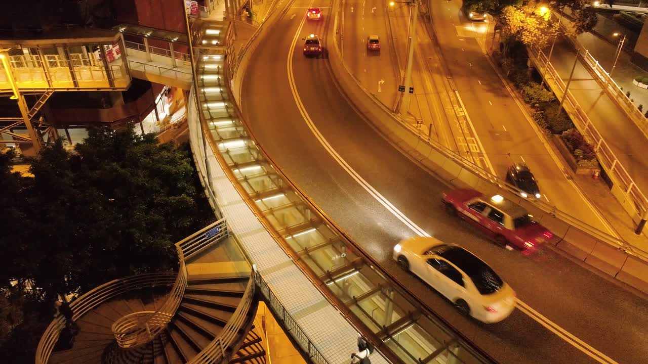 교통과 보행자 통로가 있는 홍콩의 야간 도시 풍경