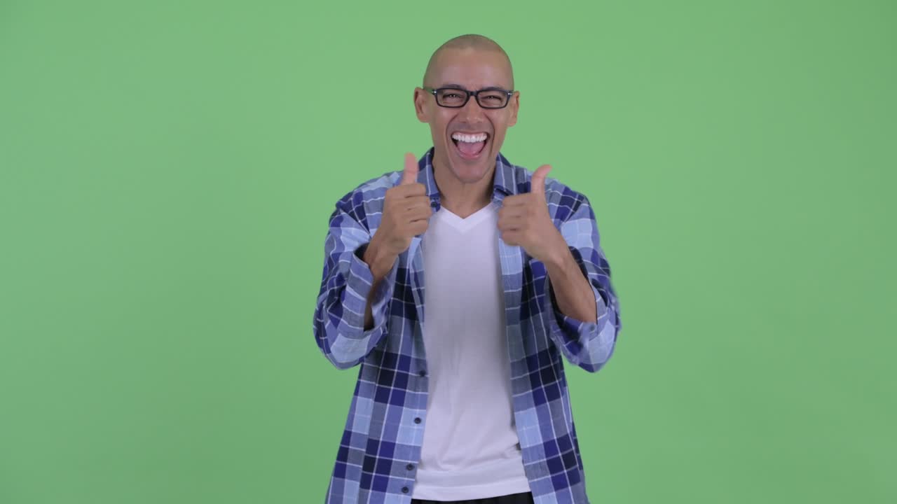 feliz hombre calvo feliz con gafas