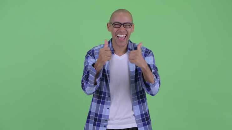 Uomo hipster calvo, bello e felice con gli occhiali