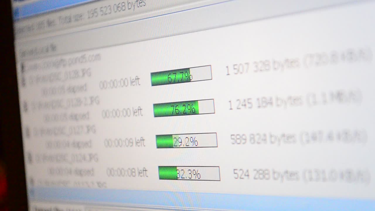 Transmisi data pada jaringan. Proses pengunggahan file di internet pada layar komputer.
