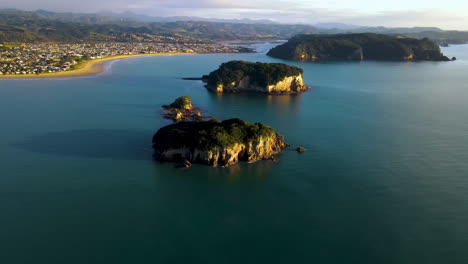 Bewaldete-Felsige-Inseln,-Umgeben-Von-Ruhigem-Meer-In-Whangamata,-Neuseeland