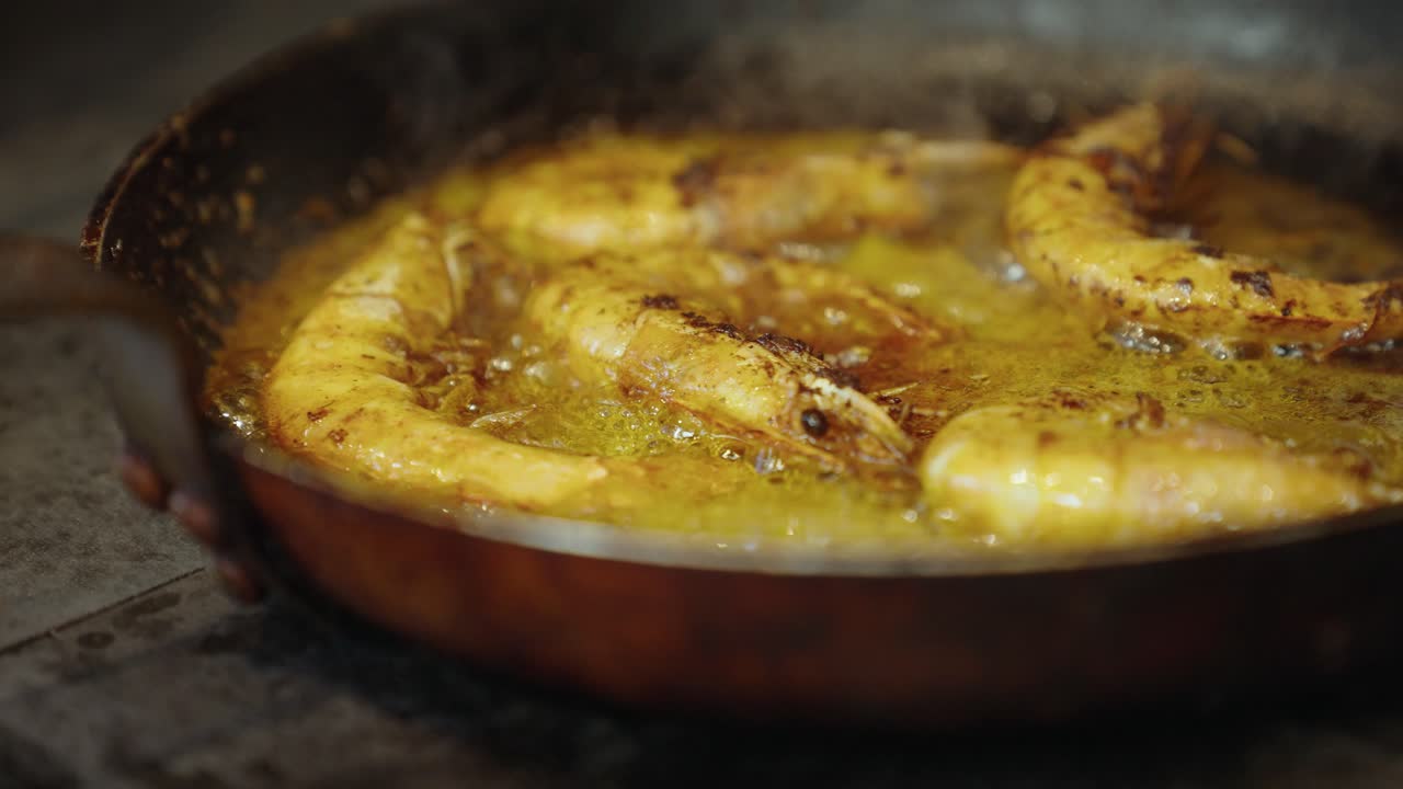 요리사 요리 새우는 좋아하는 요리에 다양한 맛을 추가하는 좋은 방법입니다