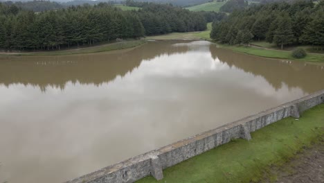 drone aéreo disparado sobre un lago de montaña con aguas tranquilas y tranquilas