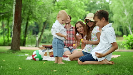 Parents-laughing-together-with-kids-outdoors