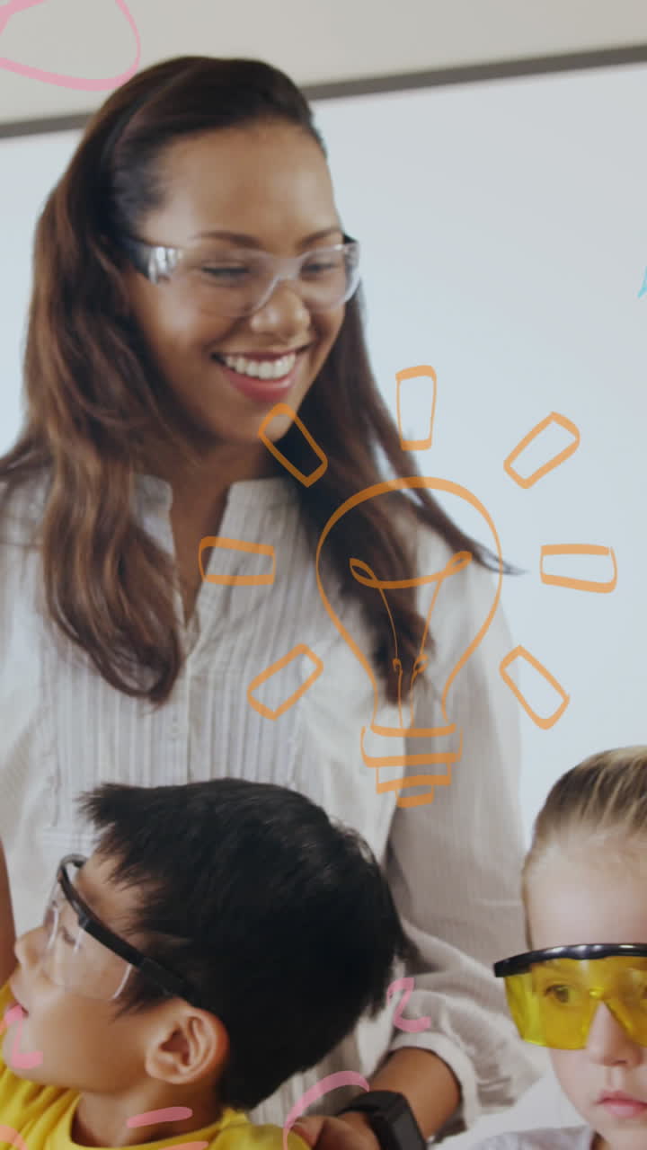 animación de iconos de la ciencia sobre una maestra biracial sonriente con escolares diversos en el laboratorio