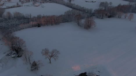 Dolly-Vorwärts-über-Ein-Schneebedecktes-Haus-Und-Feld-Vor-Sonnenaufgang