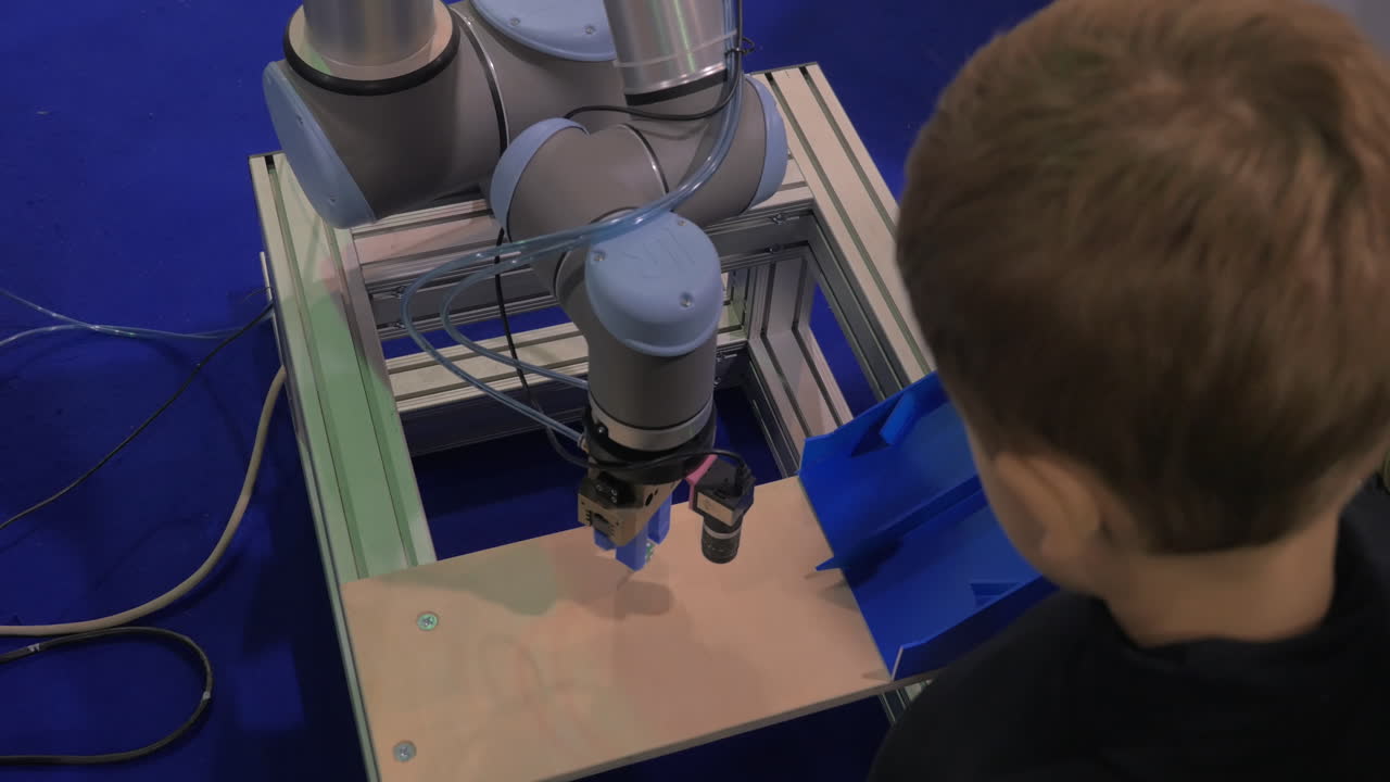 и ребенок-робот играет в кости